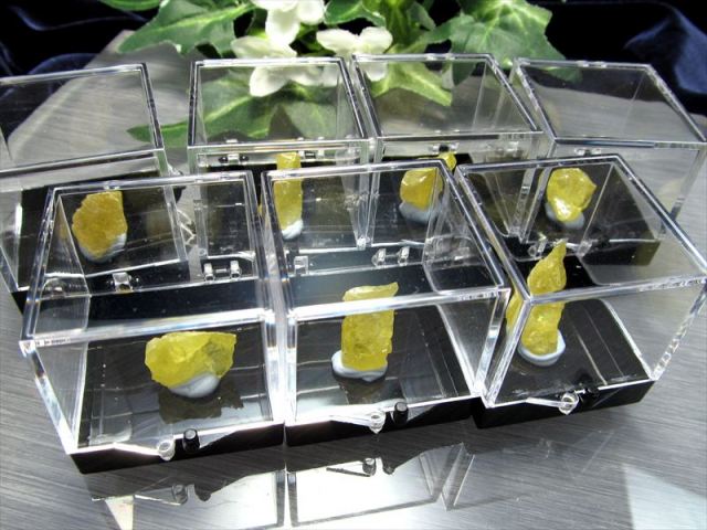 ミニチュア原石シリーズ Sサイズ 自然硫黄 原石 サイズ35ミリ×35ミリの