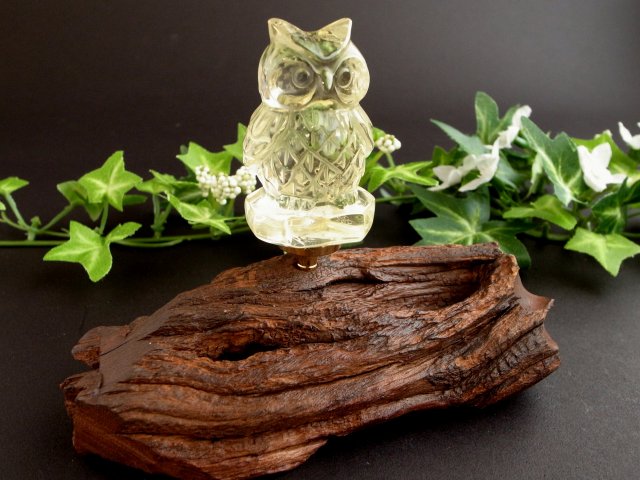 高品質 シトリン フクロウ彫り 止まり木 流木台座 付き 高さ50mm 重さ