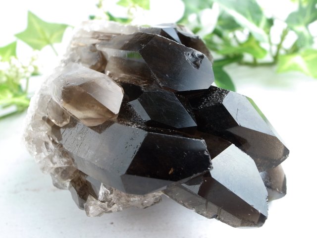高品質 黒水晶 (モリオン) クラスター原石 重さ約251g 最強の魔除け・邪気払いの石 大自然の力強さ ギャランティカード付き ブラジル