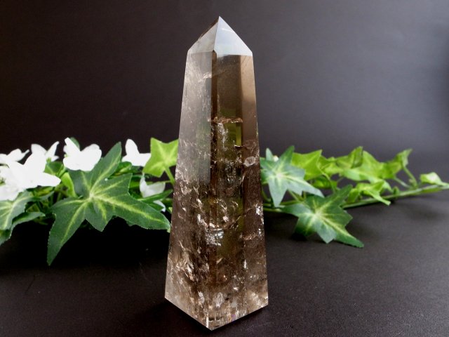ファントム・虹入り！ 大人気浄化アイテム スモーキークォーツ (煙水晶) オベリスク 高さ約99mm 重さ約119g