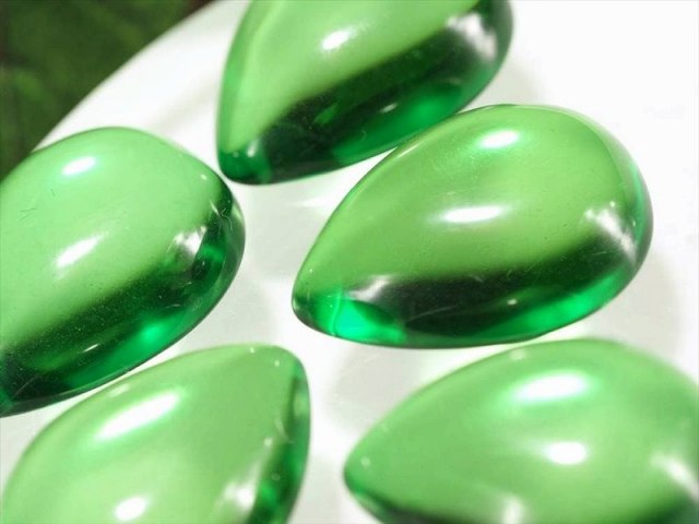 極上5A グリーンアンバー（天然琥珀）カボション ぷっくりドロップ型 縦約19.5mm-20mm 横約14.5mm-15mm