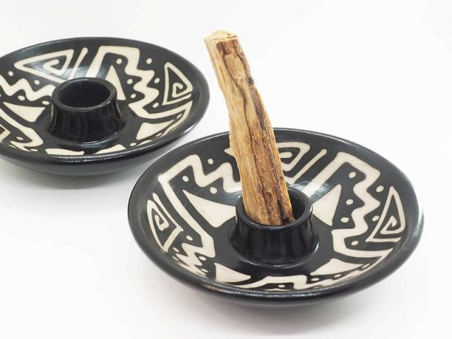 パロサント トライバルパターン インセンスホルダー 直径約13cm 高さ約3cm 陶器製 ペルー北部チュルカナスの職人の手作り品 お香立て