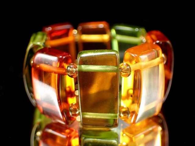 お買い得価格 グリーン＆イエロー&コニャックアンバー（天然琥珀）スクエアカットリング 石サイズ幅約12mm-13mm 指輪 リング