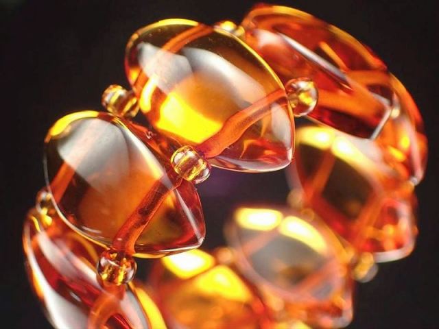 お買い得価格 コニャックアンバー（天然琥珀）リーフカットリング 石