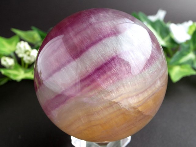 グラデーションが美しい マルチカラーフローライト 丸玉 台座付 直径約55mm 重さ約309g パープルフローライト 天才の石 つやつや光沢 一点物 蛍石 アメリカ産