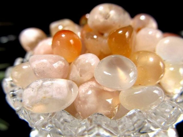 チェリーブロッサムアゲート さざれ 約200g入り 粒の大きさ約5mm-15mm 儚い桜のような淡いピンク色 つるんと角の取れた丸粒さざれ 浄化用・インテリアに