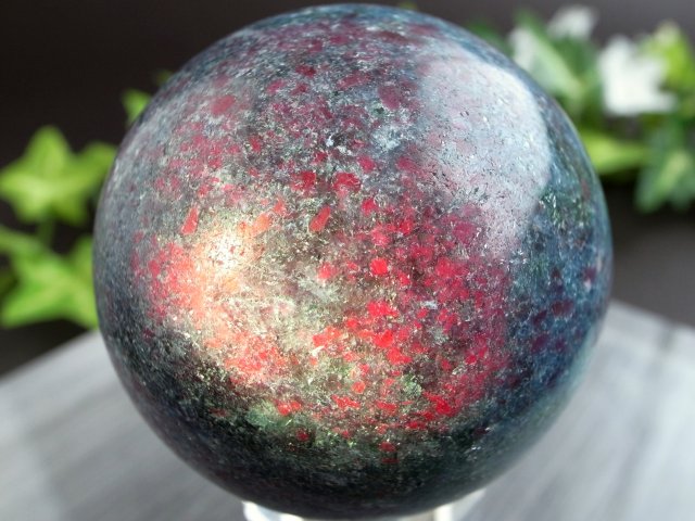冷静と情熱を兼ね備えた希少石！ ルビーインカイヤナイト (紅玉藍晶石) 丸玉 台座付 直径 49mm 重さ 244g