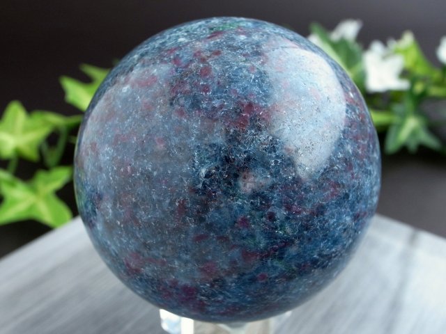 冷静と情熱を兼ね備えた希少石！ ルビーインカイヤナイト (紅玉藍晶石