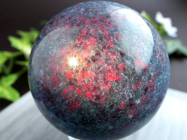 冷静と情熱を兼ね備えた希少石！ ルビーインカイヤナイト (紅玉藍晶石