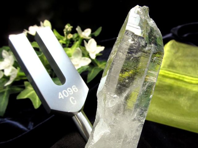 安定感抜群の持ちやすい大きめポイント付き ブラジル産 水晶ポイント付