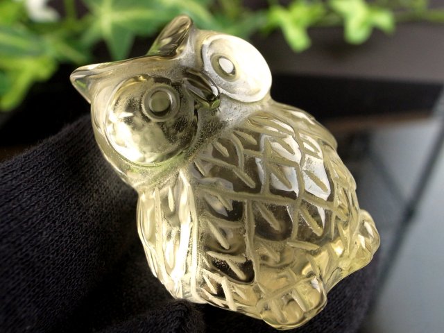 高品質 シトリン フクロウ彫り 止まり木 流木台座 付き 高さ41.5mm 重さ47g 富をもたらす商売繁盛の石 黄水晶 幸運を呼び込む鳥 縁起物ふくろう 不苦労 1点物