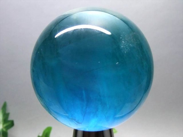 虹入り！ ブルーグリーンフローライト 丸玉 台座付 直径約62mm 重さ約426g ブルーフローライト 天才の石 つやつや光沢 一点物 蛍石