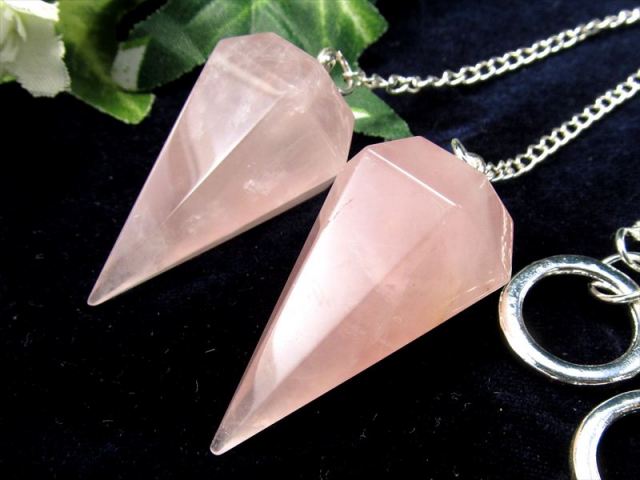ミルキーピンク ローズクォーツ 6面カット ペンデュラム 1個売り 縦約35mm前後 チェーンの長さ約26cm リング付き ダウジングの必需品