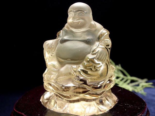 極上彫刻置物 シックなイエロー シトリン 布袋尊 彫刻置物 木製台座付き 高さ約70mm 重さ140g 七福神で有名な布袋様 インテリアや贈り物に