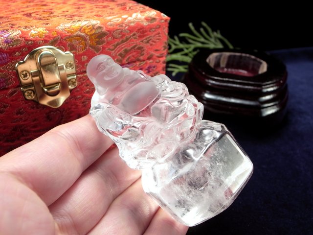 極上品！職人による繊細彫刻 水晶 布袋尊 彫刻置物 木製台座付き