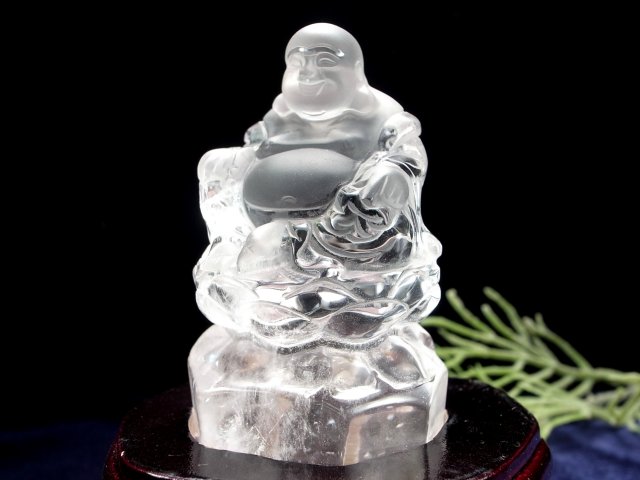 極上品！職人による繊細彫刻 水晶 布袋尊 彫刻置物 木製台座付き 高さ約74mm 重さ147g 七福神で有名な布袋様 インテリアや贈り物に