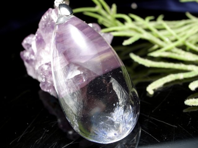 虹入り！水晶の中に咲く瑠璃色の花 デュモルチェライト イン クォーツ ペンダントトップ 最大幅約36mm 重さ11.2g