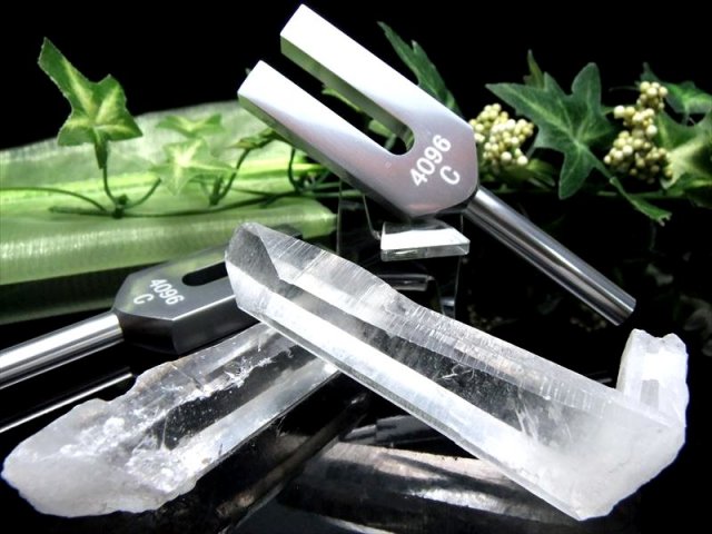 『地球最後の秘境』霊峰ヒマラヤの音色 5Aヒマラヤ産 水晶ポイント付 クリスタルチューナー 音叉浄化セット オーガンジー袋入り 浄化力の強いヒマラヤ産 geki