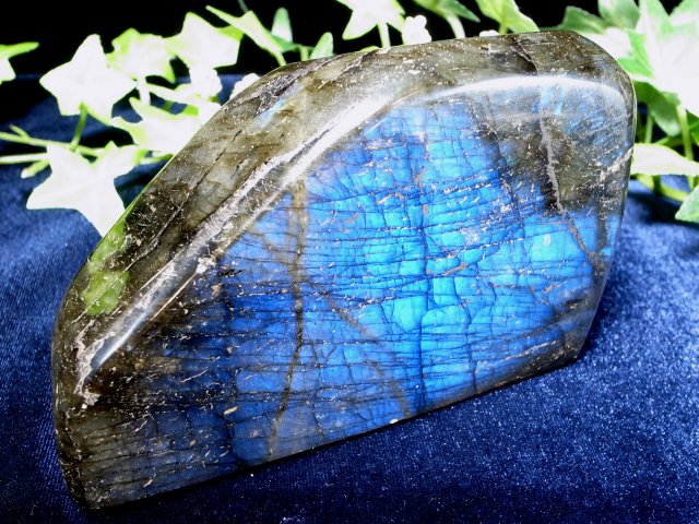 ブルーシラー入り！ ブルーシラー ラブラドライト 磨き原石 高さ109mm 重さ637g 鮮やかシラー 信念を貫く力 極上天然石