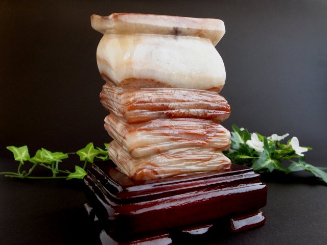 まるで豚肉！招財のお守り ポークストーン (豚肉石) 置物 木製専用台座付 重さ約1259g 高さ約142mm 少量限定