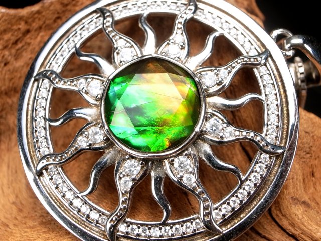 次回入荷未定 5A アンモライト 太陽モチーフ ペンダントトップ 外径32mm 石直径10mm 幸運を呼び込む石 一点もの silver925 カナダ産