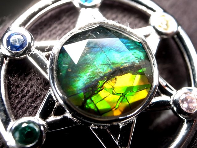 店頭展示中 生物起源の宝石 5A アンモライト 六芒星&チャクラタイプ ペンダントトップ 外径20mm 石部分直径8mm 幸運を呼び込む石 Silver925 一点物 カナダ産