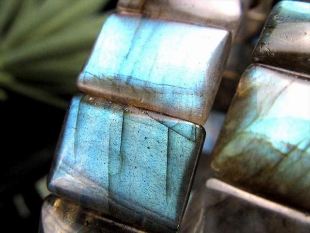 ブルーシラー多めタイプ AA+ ラブラドライト バングル ブレスレット 幅約16mm どの角度から見ても美しいオールシラー オーロラのような美しさ マダガスカル産