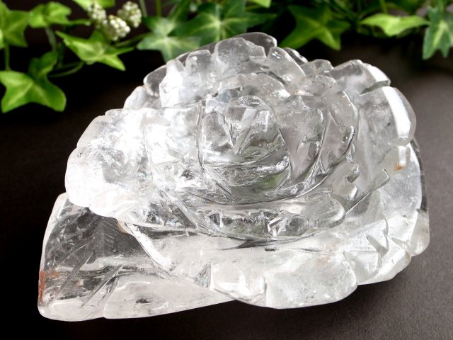 天然水晶使用 純粋と浄化を象徴する万能パワーストーン 天然水晶薔 薇彫 刻置物 高さ約39mm 横幅約109mm 艶感抜群！ 一刀一石彫り