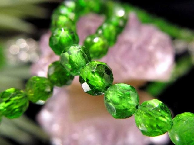 クロムダイオプサイト ボールカット ワイヤーブレスレット 幅約3.5mm-4mm デザインワイヤーブレスレット 深みのある鮮やかな緑色