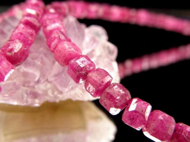 ルビー キューブカット ワイヤーブレスレット 幅約3mm-3.5mm デザインワイヤーブレスレット 7月の誕生石 キラキラ繊細カット アジャスター金具付き