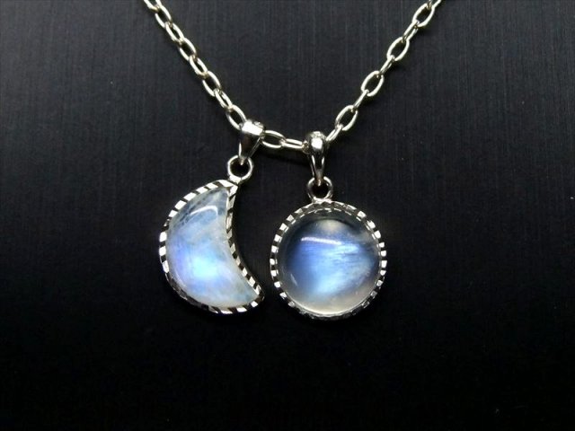 選べる2種類 4A+ ブルームーンストーン ペンダント トップ 1個売り 三日月型 重さ1.9g-2.5g 満月型 重さ2.2g-2.4g 装飾枠付き 愛情・幸福の象徴