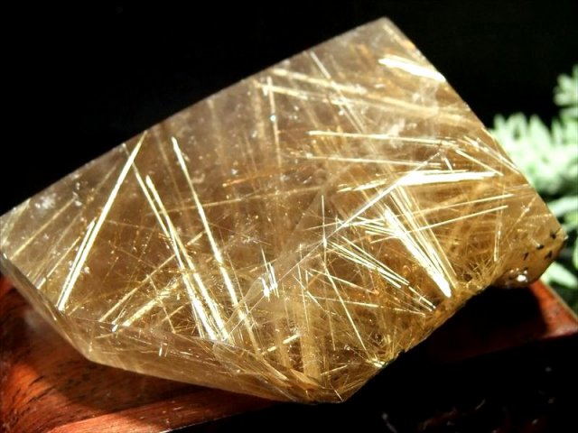 びっしりタイチン針 ゴールドタイチンルチルクォーツ ランダムカット置物 専用木製台付き 幅約70mm×50mm 重さ約160g 激レア ギラギラ針 一点もの ブラジル産