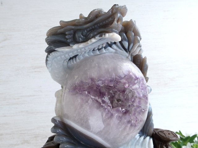 店頭展示中 至高の龍神彫刻 笑口瑪瑙 玉持ち龍神 龍彫刻置物 重さ5900g 高さ295mm 専用木製台座付き メノウ アゲート ジオード 瑪瑙&水晶