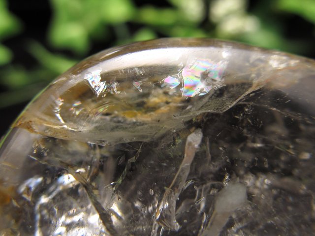 水入り&虹入り たっぷり水入り 磨き原石 重さ172g 古代の水を封入した