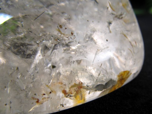 水入り&虹入り たっぷり水入り 磨き原石 重さ172g 古代の水を封入した