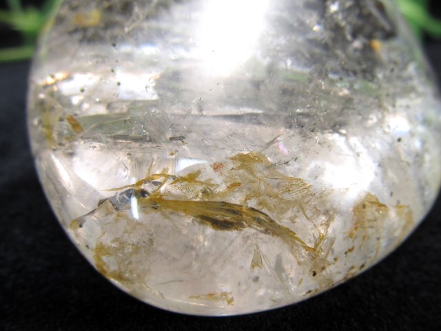 水入り&虹入り たっぷり水入り 磨き原石 重さ172g 古代の水を封入した