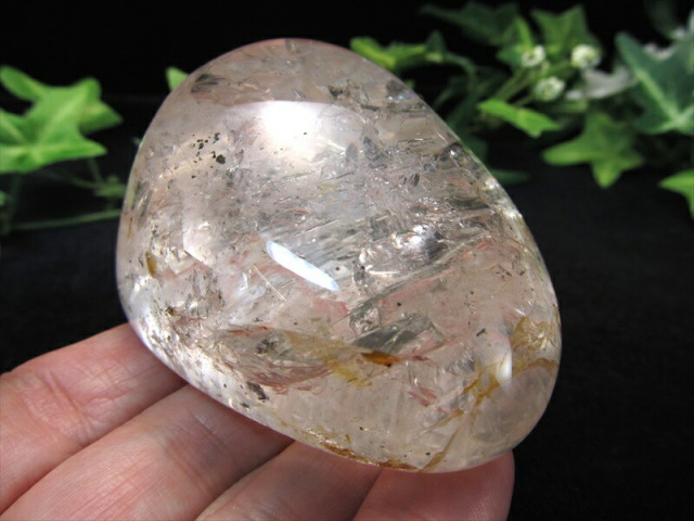 水入り&虹入り たっぷり水入り 磨き原石 重さ172g 古代の水を封入した