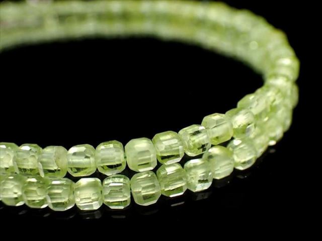 コスパ抜群 ペリドット（かんらん石）キューブカットワイヤーブレスレット 幅約3mm-3.5mm キラキラ繊細カット デザインワイヤーブレスレット