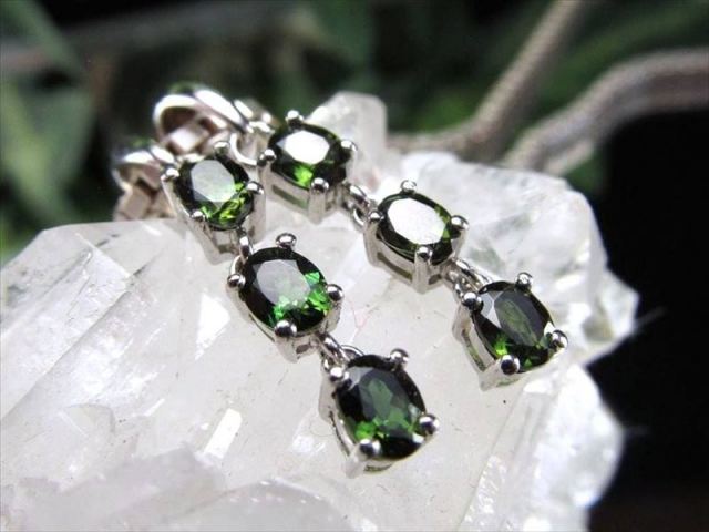 5A 宝石質 ゆらゆら揺れるタイプ クロムダイオプサイト ペンダントトップ 3連 オーバルカット 1個売り 石サイズ約4mm 全長約17mm 極上濃厚グリーン Silver925