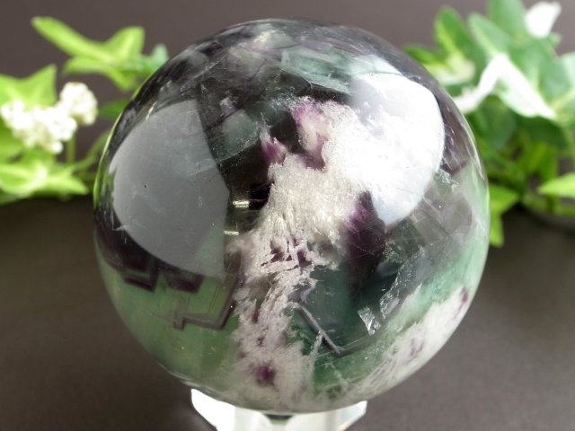 まるで美しい天使の羽 エンジェルフェザーインフローライト 丸玉 台座付き 直径約57mm 重さ約326g 唯一無二の神秘的模様 癒しの石 石花蛍石