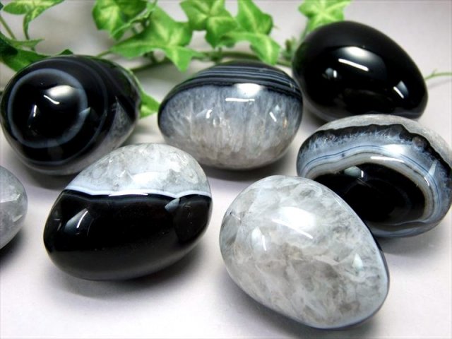 水晶半分を厳選 天眼メノウ エッグ型 置物 高さ約50mm 90g-100g前後 1
