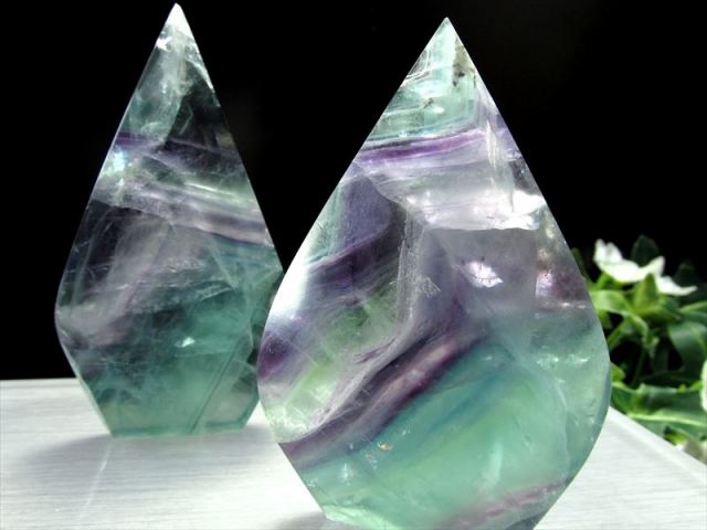 マルチカラーフローライト しずく型 置物 1個売り 重さ170g-200g 心身のバランスを正常に保ち自然体へと導く石 インテリアや贈り物に