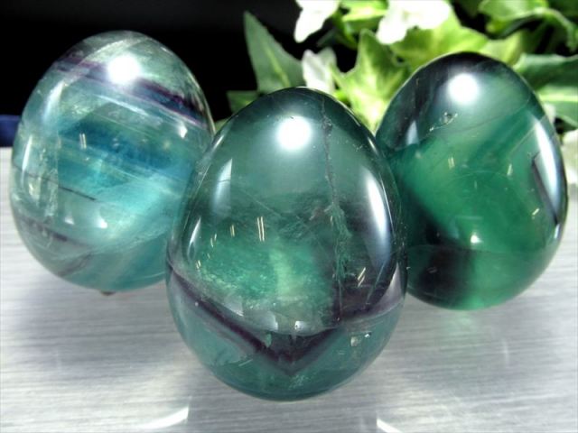 マルチカラーフローライト エッグ 卵型 置物 1個売り 高さ約48mm前後 重さ120g-130g前後 心身のバランスを正常に保ち自然体へと導く石 アメリカ産