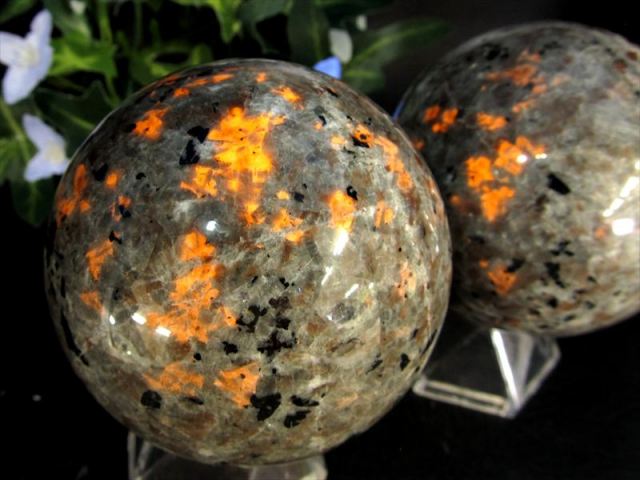 UVライトで蛍光 ユーパーライト 丸玉 1個売り 直径約64mm-66mm ブラックライトでオレンジ色に蛍光 悪いものから身を守ってくれる石