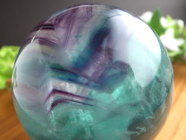 グラデーションが美しい！ マルチカラーフローライト 丸玉 台座付 直径 65mm 重さ 495g パープルフローライト 天才の石 つやつや光沢