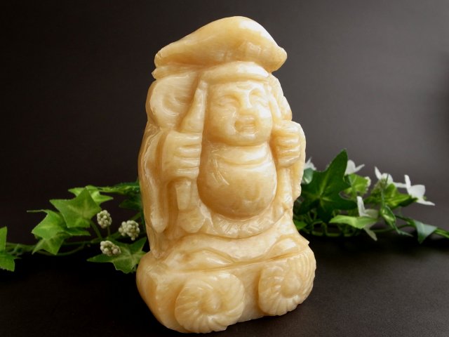縁起物 オレンジイエロー カルサイト 大黒天 彫刻置物 高さ約112mm 重さ783g 七福神で有名な大黒天様 インテリアや贈り物に 五穀豊穣
