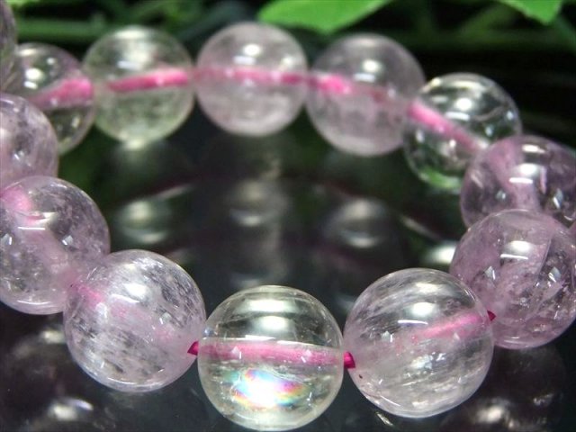 店頭展示中 激レア・くっきり虹入り 5A クンツァイト ブレスレット 10mm-10.5mm×19珠 きらりと目を引くキャッツアイ効果の珠も キラキラ反射 リチア輝石