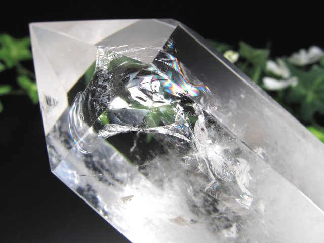 虹入り！ 透明水晶 ポイント 専用木製台座付 高さ200mm 重さ824g 極上超透明 浄化 インテリア 一点もの ブラジル産