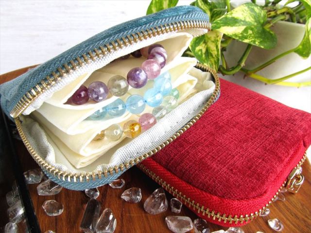 選べる4色 ブレスレット 専用ポーチ 幅約13cm×12cm アクセサリーポーチ パワーストーンブレスレットの持ち運び・保管に 複数収納できる仕切り付き Aタイプ