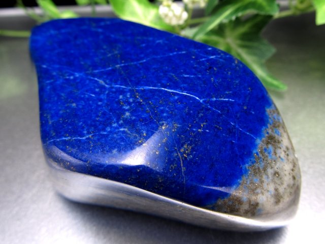 UVライトで蛍光アリ ラピスラズリ 磨き原石 重さ344g 最強の幸運を引き寄せる世界最古のパワーストーン 幸運の象徴 大人気浄化アイテム アフガニスタン産